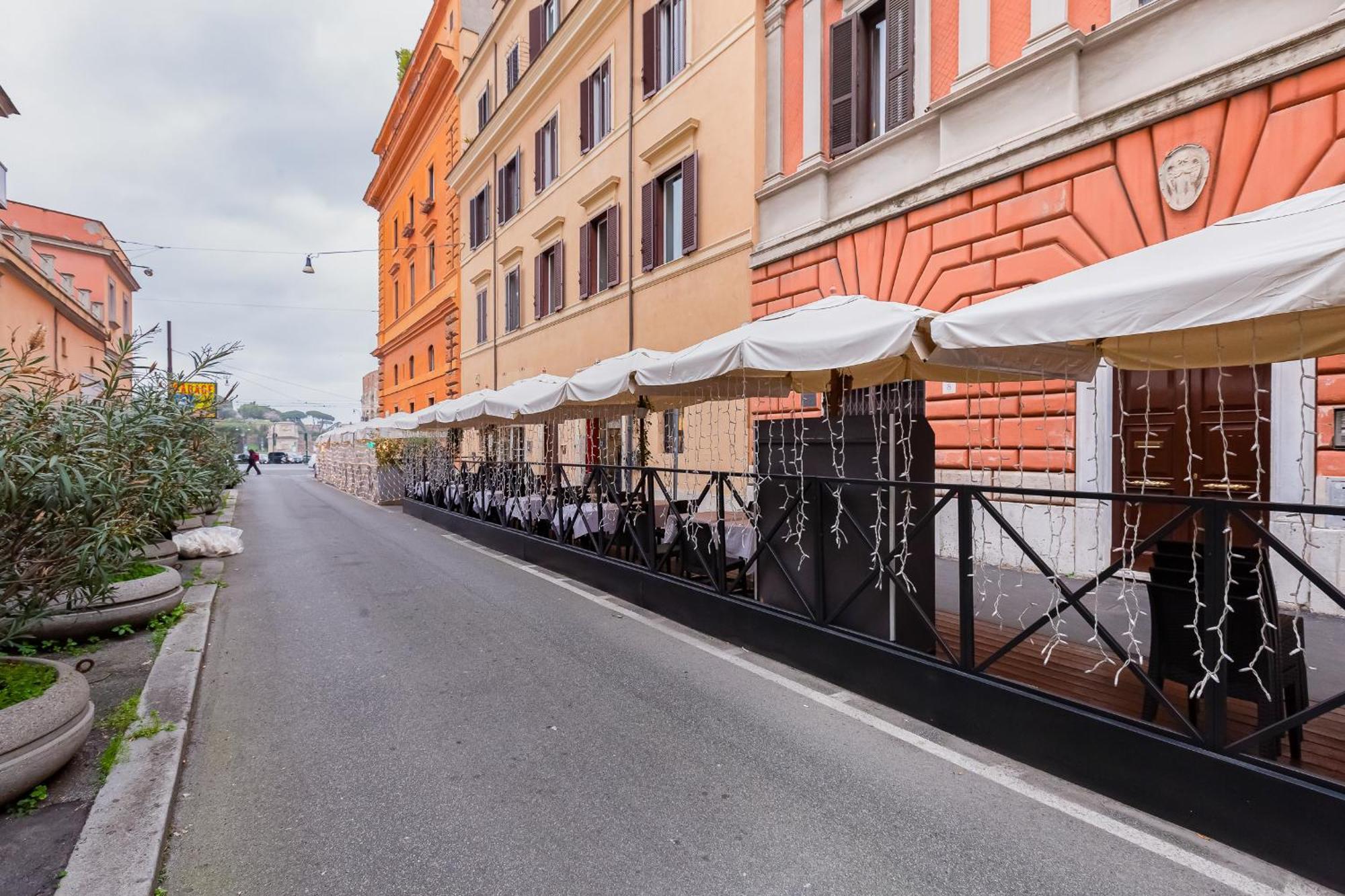 Diecipassi Dal Colosseo Řím Exteriér fotografie